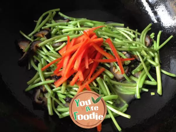 Stir fried chrysanthemum with ginseng