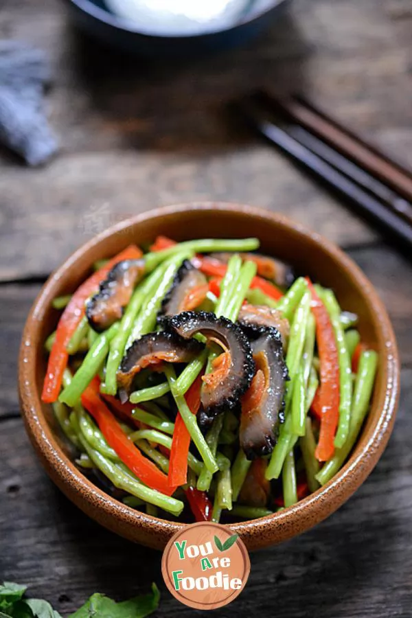 Stir fried chrysanthemum with ginseng