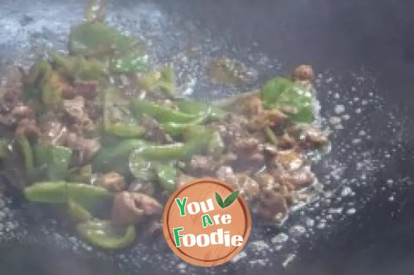 Fried chicken offal with green pepper and soybean