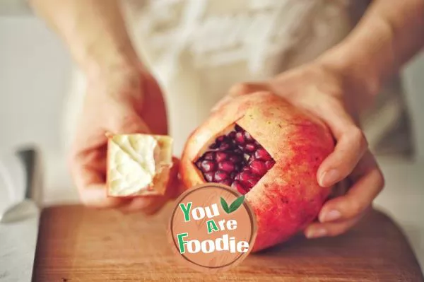 Squeeze pomegranate juice in one minute