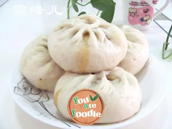 Steamed stuffed bun with white gourd and fresh meat