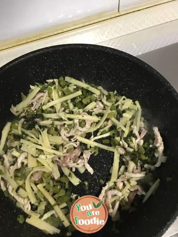 Winter bamboo shoots, snow vegetables, shredded pork and rice cake soup