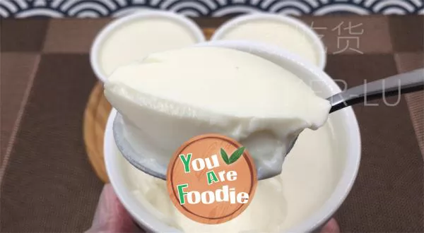 Coconut flavored milk pudding has a rich coconut aroma, a smooth milk flavor, and a delicate taste that melts instantly upon entry.