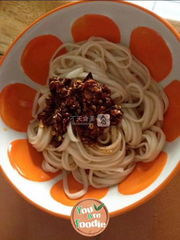 Fried noodles with chili oil