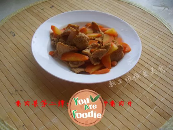Fried vegetarian meat slices with carrots
