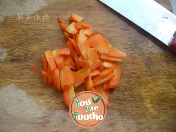 Fried vegetarian meat slices with carrots