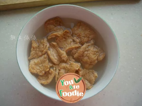 Fried vegetarian meat slices with carrots