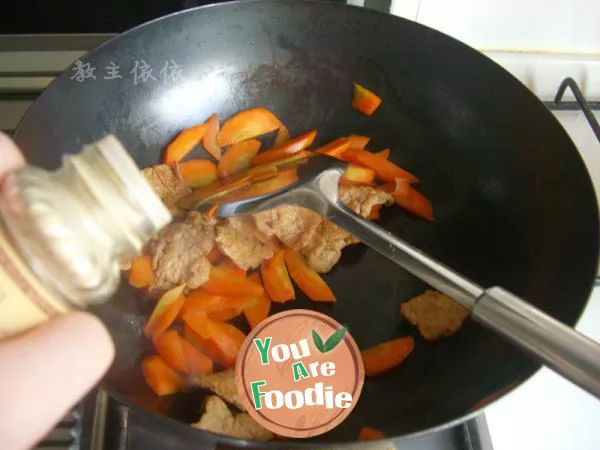 Fried vegetarian meat slices with carrots