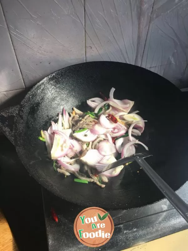 Fried lamb tripe with onion