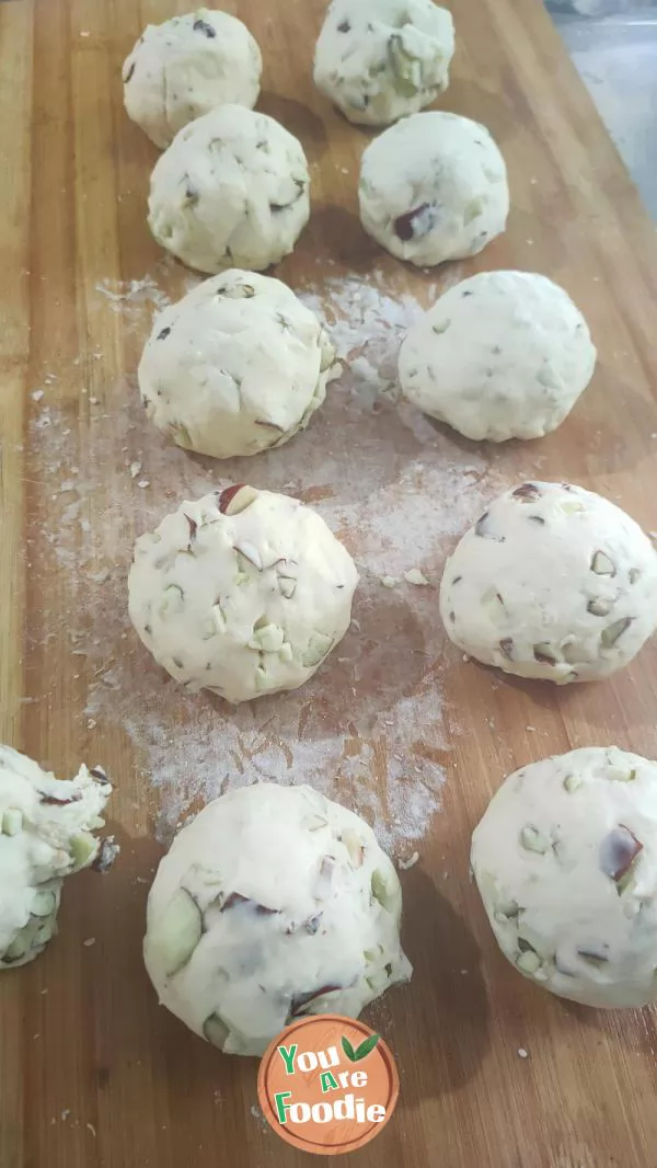 Steamed buns with fresh dates