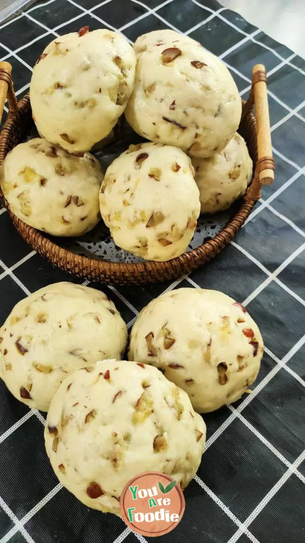 Steamed buns with fresh dates