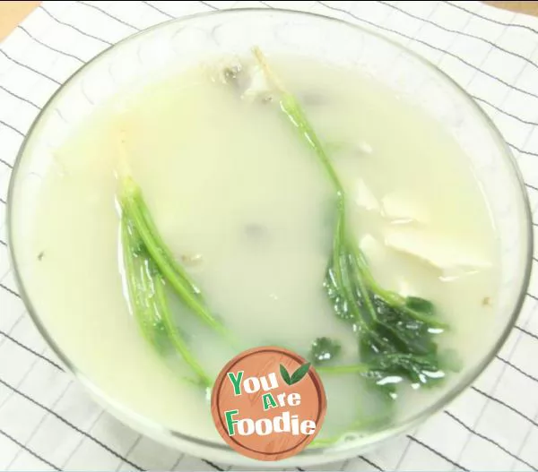 Fish-head-and-tofu-soup,-a-nutritious-and-delicious-home-dish-for-guests-at-home