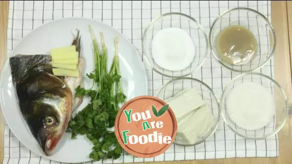 Fish head and tofu soup, a nutritious and delicious home dish for guests at home