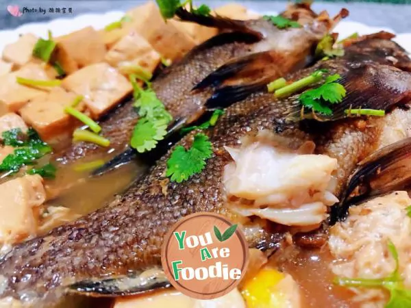 Stewed black fish with quail eggs and tofu