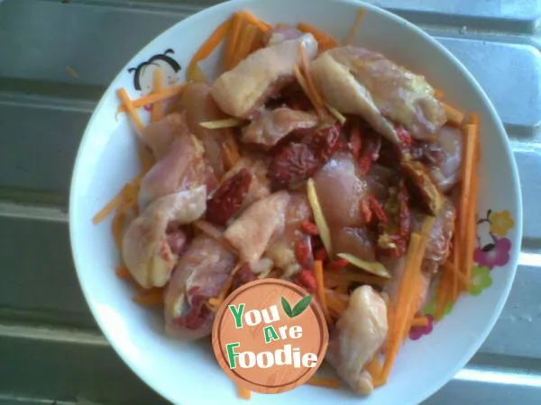 Steamed chicken with carrot and jujube