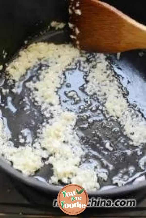 Steamed loofah with minced garlic