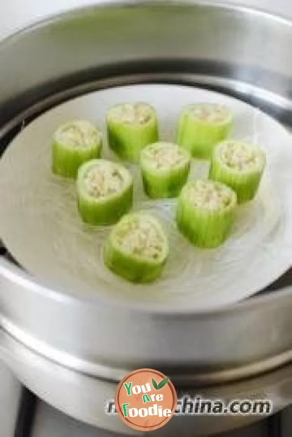 Steamed loofah with minced garlic