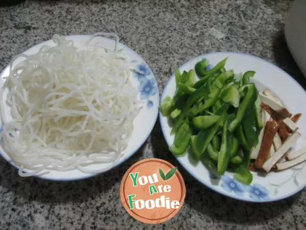 Fried rice noodles with dried light pepper