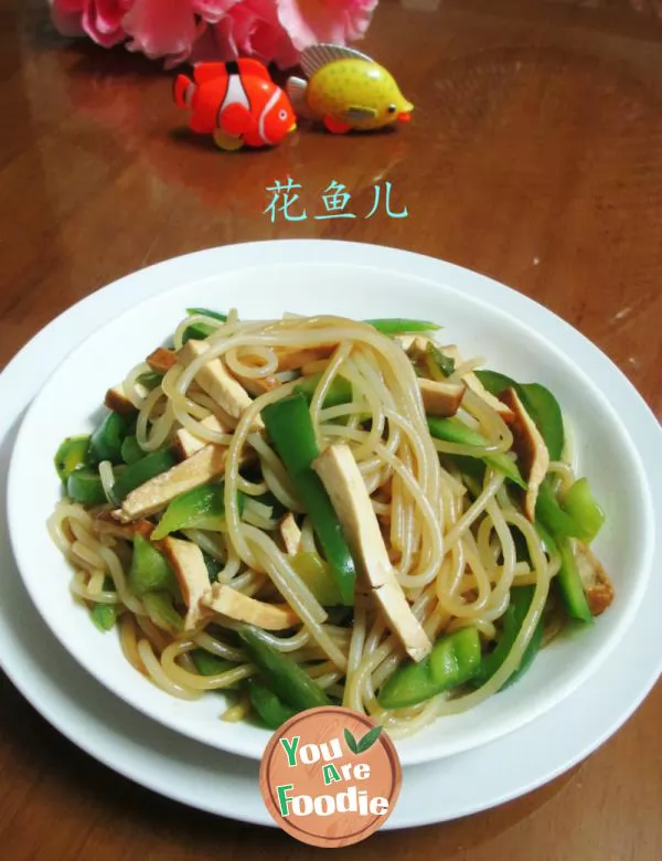 Fried-rice-noodles-with-dried-light-pepper