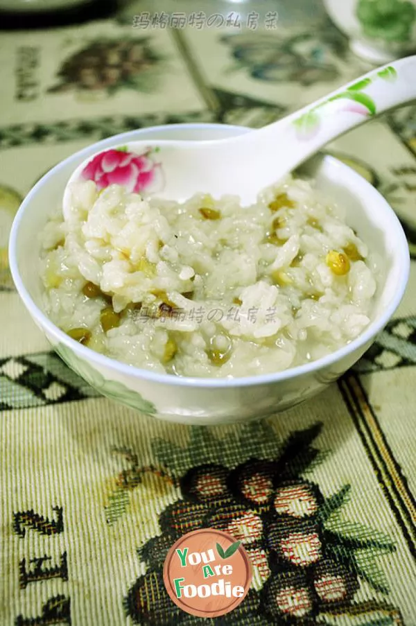 Mung bean porridge for reducing fire and relieving summer heat