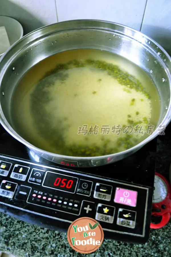 Mung bean porridge for reducing fire and relieving summer heat