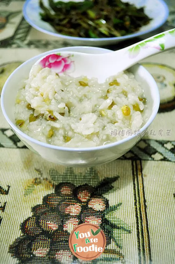 Mung bean porridge for reducing fire and relieving summer heat