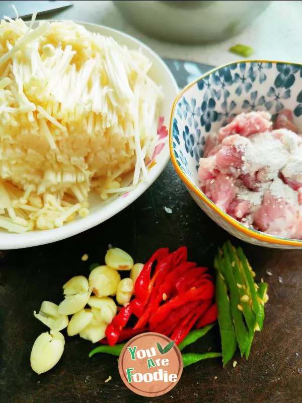 Fried pork slices with Flammulina velutipes