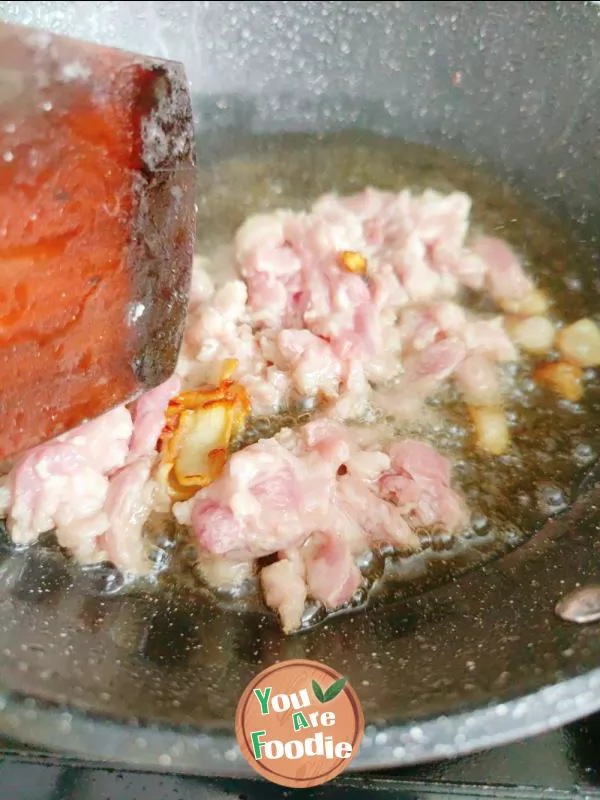 Fried pork slices with Flammulina velutipes