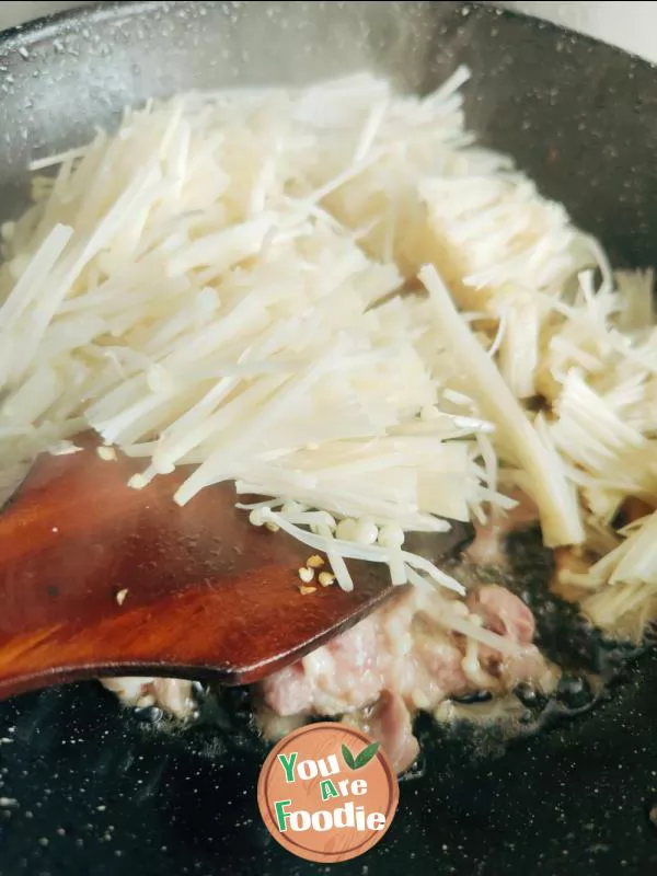 Fried pork slices with Flammulina velutipes