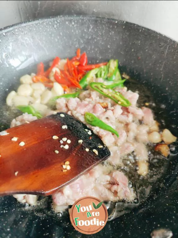 Fried pork slices with Flammulina velutipes