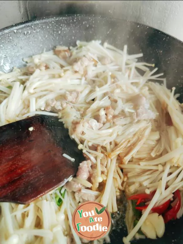 Fried pork slices with Flammulina velutipes