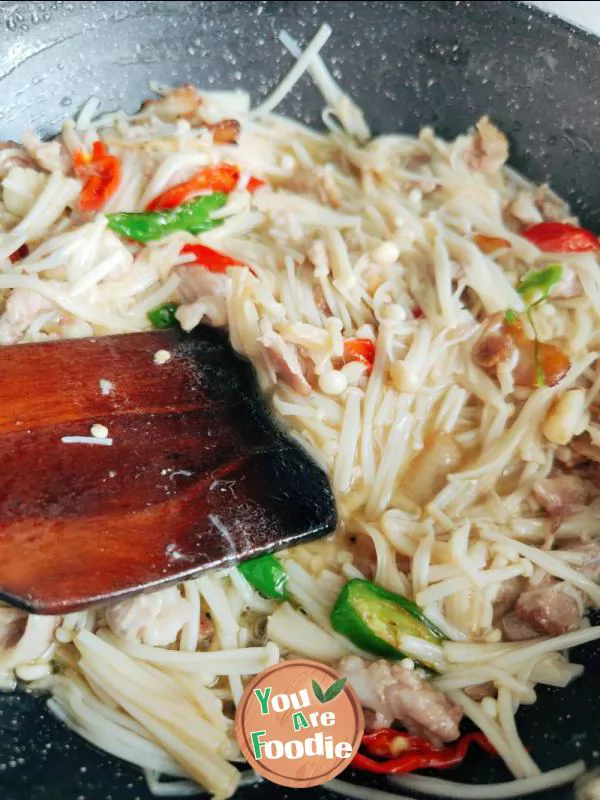 Fried pork slices with Flammulina velutipes