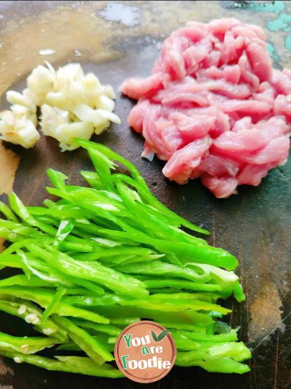 Noodles with shredded pork and green pepper