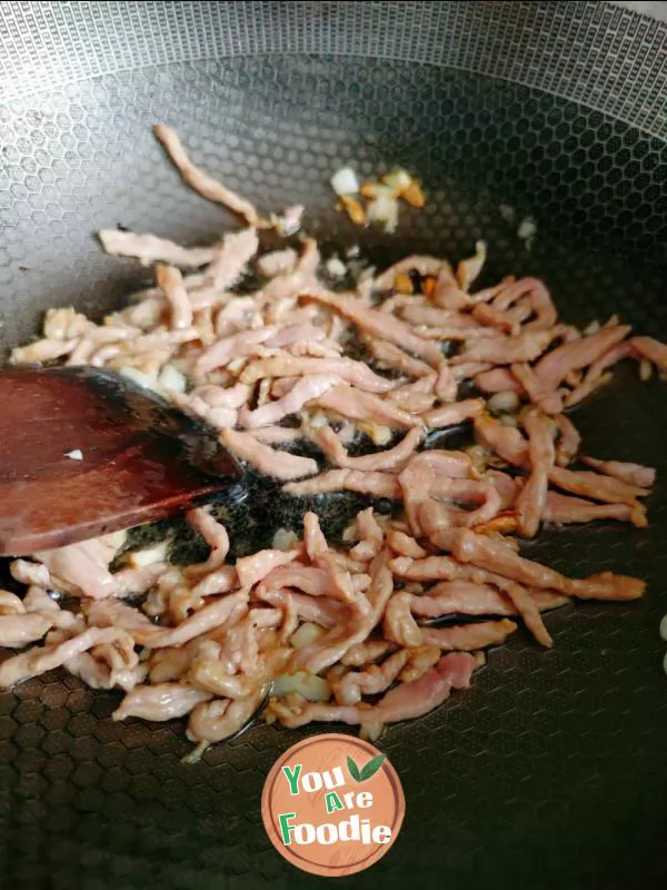 Noodles with shredded pork and green pepper