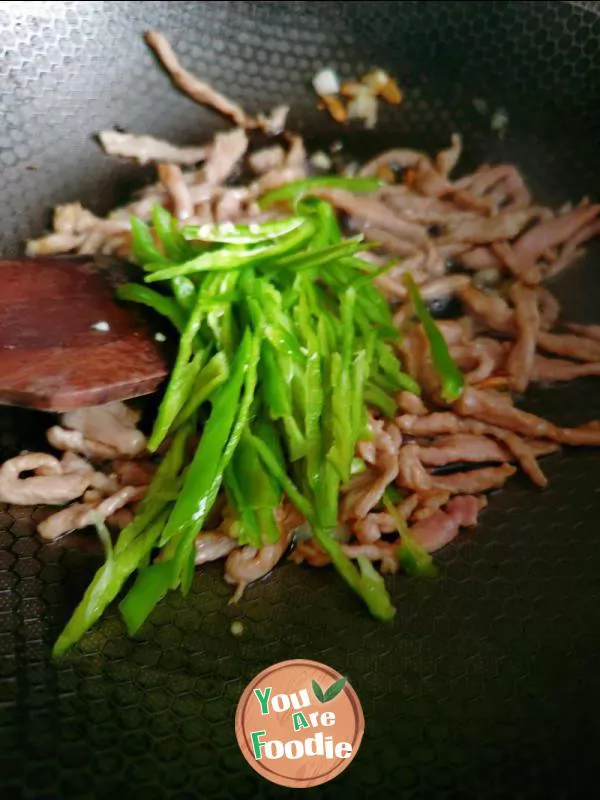 Noodles with shredded pork and green pepper