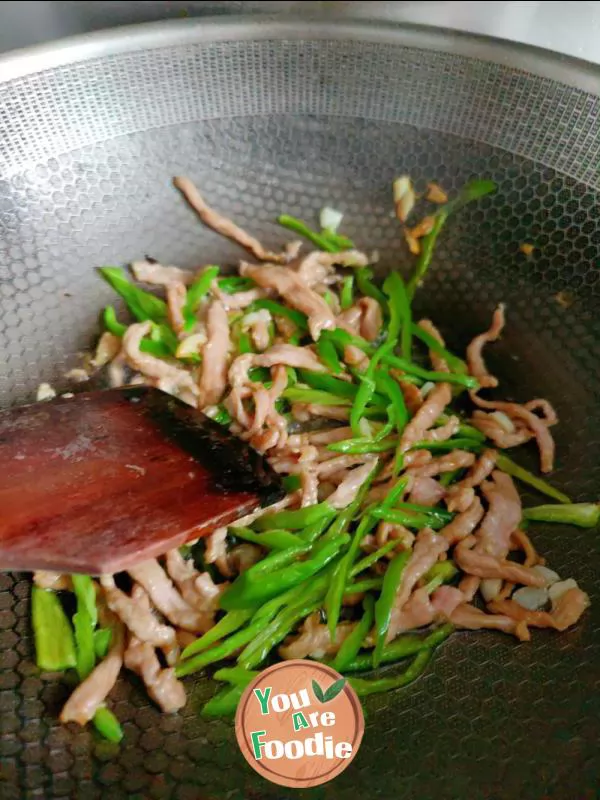 Noodles with shredded pork and green pepper