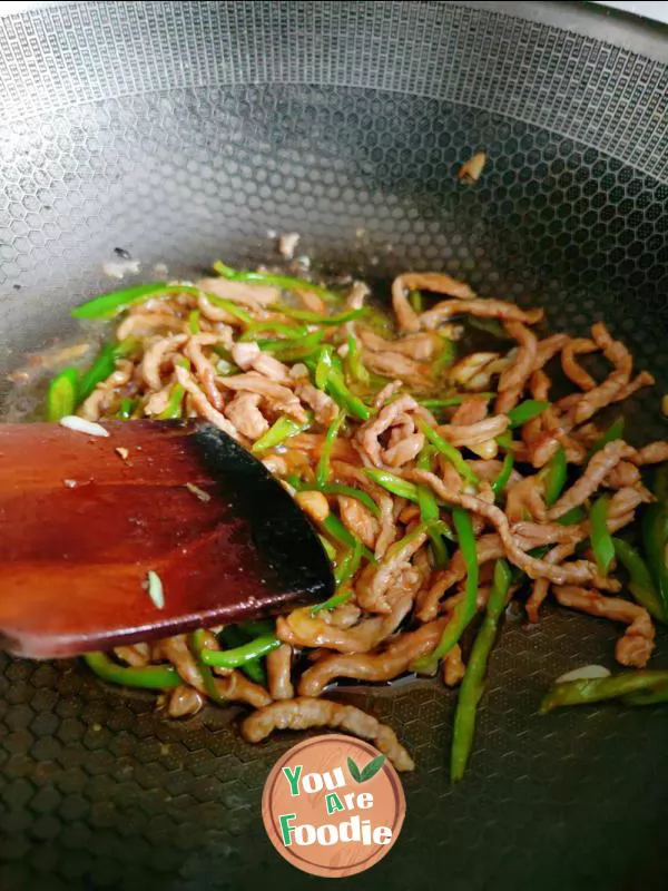 Noodles with shredded pork and green pepper