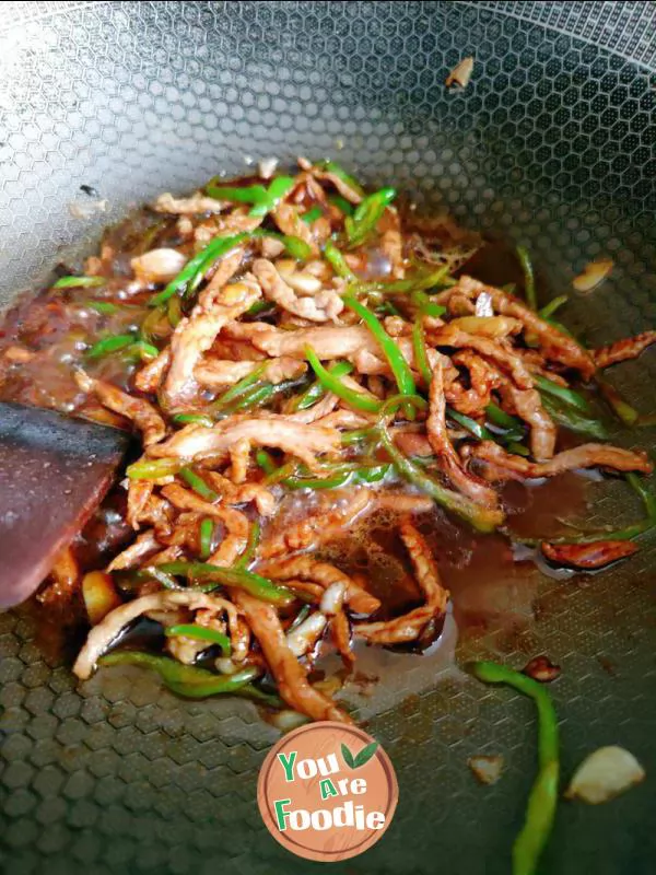 Noodles with shredded pork and green pepper