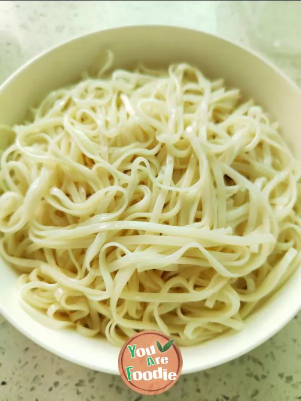 Noodles with shredded pork and green pepper