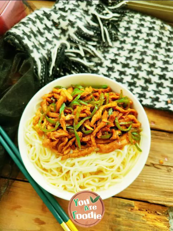 Noodles with shredded pork and green pepper