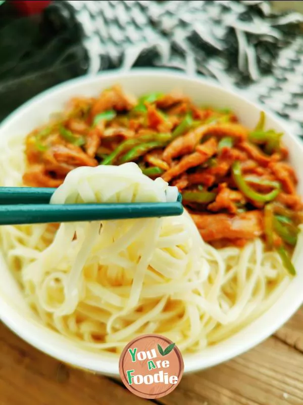 Noodles with shredded pork and green pepper