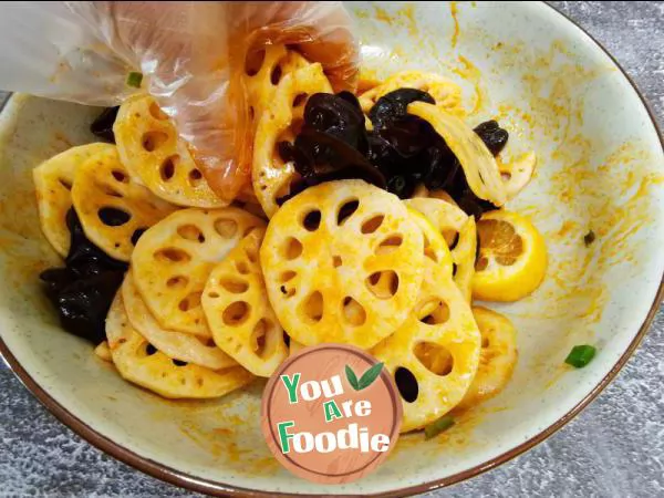 Hot and sour, crisp and tender / Thai hot and sour lotus root slices