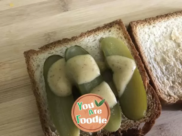 Egg sour cucumber sandwich