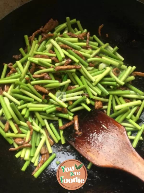 Fried shredded pork with garlic sprouts