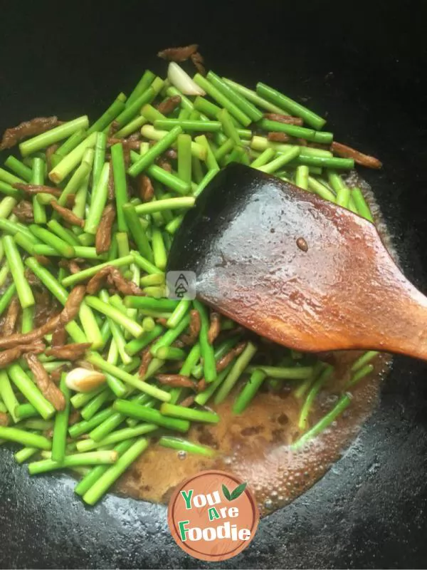 Fried shredded pork with garlic sprouts