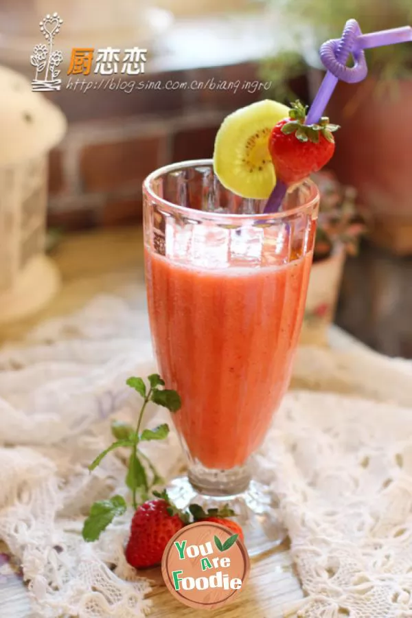 Golden-fruit-strawberry-juice