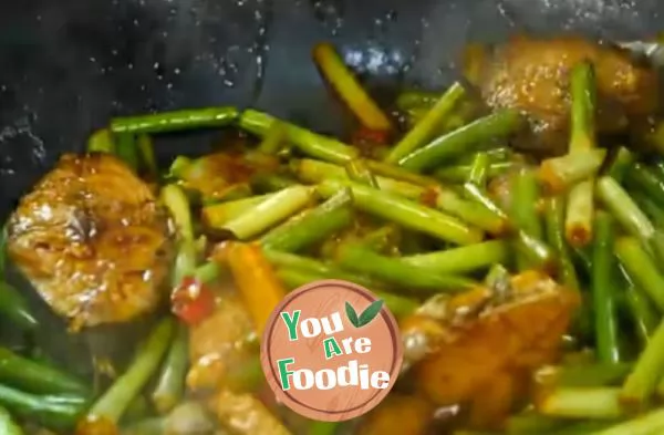 Braised Spanish mackerel with garlic sprouts