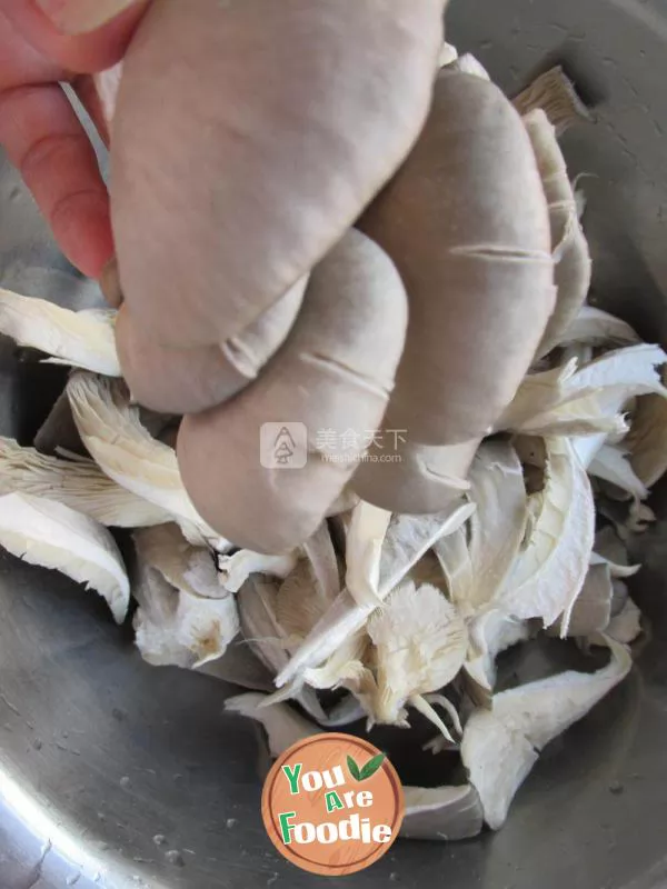 Delicious shredded pork and mushroom soup