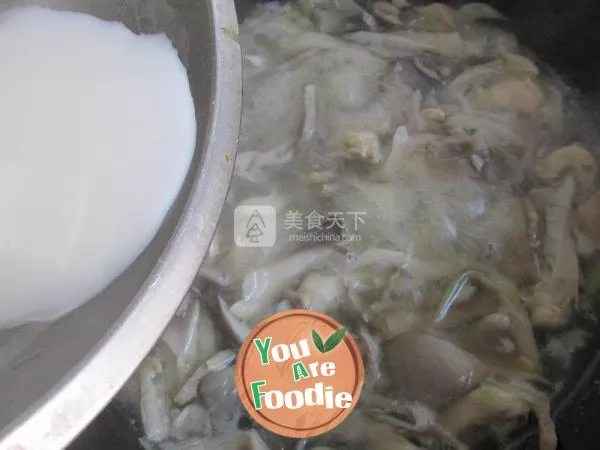 Delicious shredded pork and mushroom soup