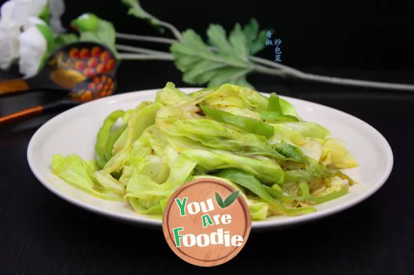 Fried cabbage with green pepper